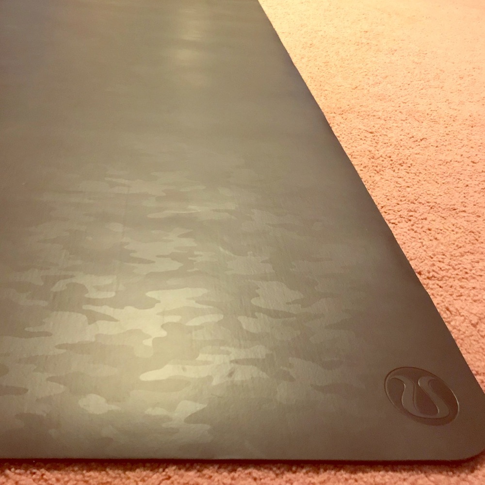Lululemon the (big) mat, black cammo, reversible